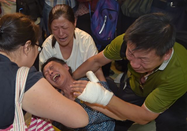 태국 방콕에서 벌어진 폭탄 테러로 사망한 중국인의 유족이 18일 현지 병원에서 시신을 확인하고 오열하고 있다. 방콕=EPA 연합뉴스