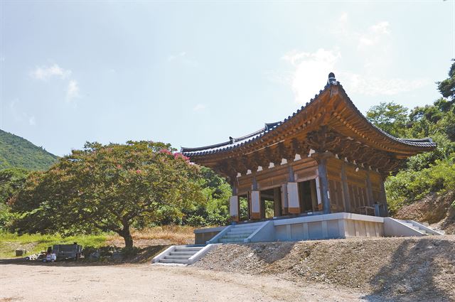 위도 내원암과 배롱나무.