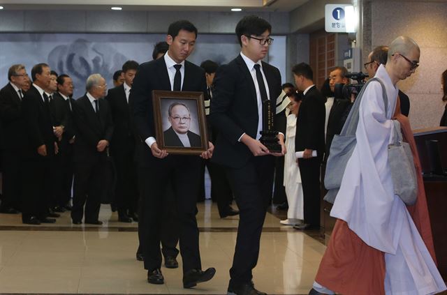 20일 오전 서울대학교병원 장례식장에 마련된 이맹희 CJ 명예회장의 빈소에서 발인이 엄수되고 있다. 연합뉴스