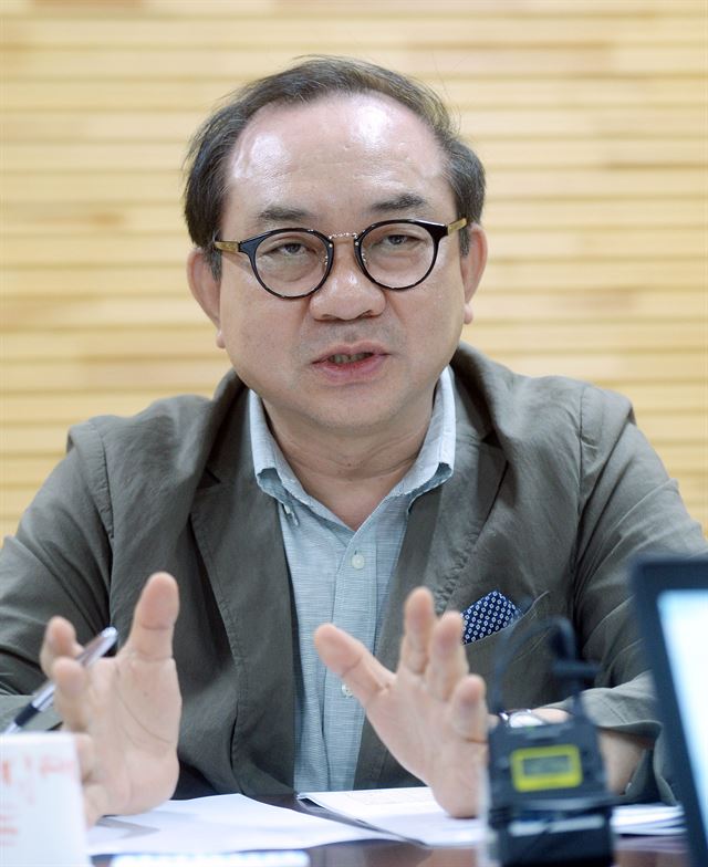 김봉렬 총장이 20일 간담회에서 시민 대상 예술 교육과 젊은 예술가들의 실험적 프로젝트 추진 계획 등을 밝히고 있다. 뉴시스