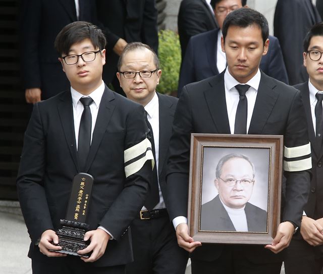 20일 오전 고 이맹희 CJ명예회장의 영결식이 열린 서울 필동 CJ 인재원에 이 명예회장의 손자 이호준(왼쪽,이재환 대표의 아들)씨와 손녀사위인 정종환(오른쪽,이재현 CJ회장 딸의 남편)씨가 위패와 영정을 들고 입장하고 있다. 고인의 둘째아들인 이재환 재산커뮤니케이션 대표는 뒷줄에서 영정을 따르고 있다. 연합뉴스