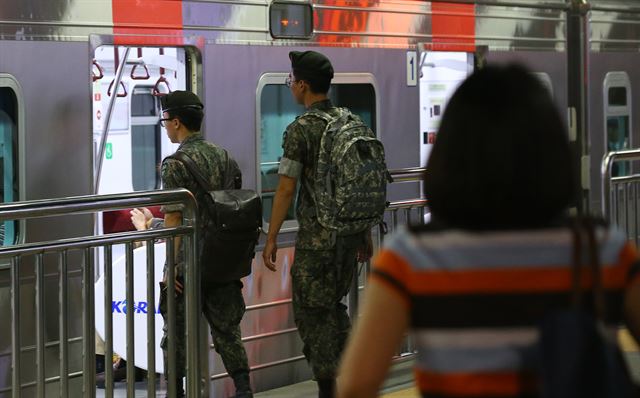 북한군이 서부전선에서 우리 군을 향해 포격 도발을 한 20일 오후 서울역 경의선 승강장에서 군 병사들이 휴가 복귀를 위해 열차로 향하고 있다. 연합뉴스