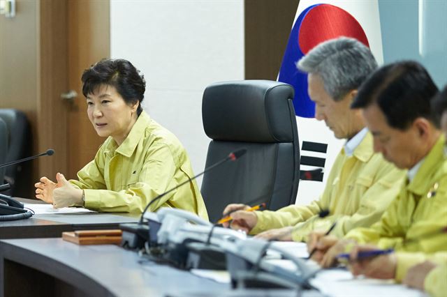 박근혜 대통령이 20일 북한의 서부전선 포격 도발과 관련, '지하벙커'로 불리는 청와대 위기관리상황실에서 열린 긴급 국가안전보장회의(NSC)를 직접 주재하고 있다. 청와대 제공