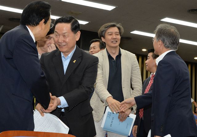 문재인(맨 오른쪽) 새정치민주연합 대표와 김상곤(오른쪽에서 세 번째) 혁신위원장이 20일 공천 혁신안을 의결한 당무위원회 직후 조국 혁신위원 등 참석자들과 악수하고 있다. 오대근 기자 inliner@hankookilbo.com