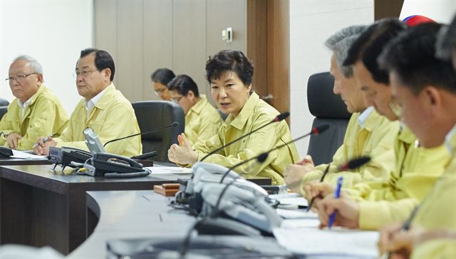 박근혜 대통령이 20일 북한의 서부전선 포격 도발과 관련, '지하벙커'로 불리는 청와대 위기관리상황실에서 열린 긴급 국가안전보장회의(NSC)를 직접 주재하고 있다. 청와대 제공