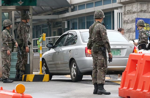 서부전선에서 북한군의 포격 도발 사건이 발생한 가운데 21일 오전 서울 용산구 국방부 앞에서 군 관계자들이 차량 검문검색을 하고 있다. 연합뉴스