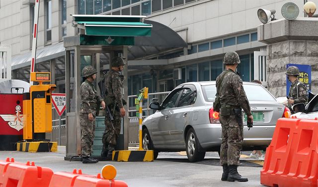 서부전선에서 북한군의 포격 도발 사건이 발생한 가운데 21일 오전 서울 용산구 국방부 앞에서 군 관계자들이 차량 검문검색을 하고 있다. 연합뉴스