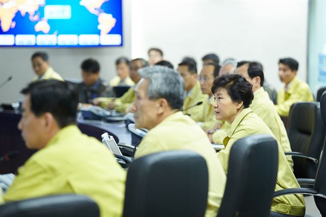 박근혜 대통령이 20일 북한의 서부전선 포격 도발과 관련, '지하벙커'로 불리는 청와대 위기관리상황실에서 열린 긴급 국가안전보장회의(NSC)를 직접 주재하고 있는 모습. 청와대 제공