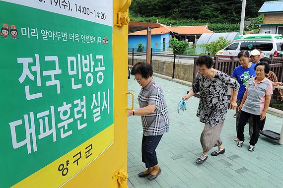 북한군의 전날 서부전선 포격도발로 21일 강원 중·동부전선 전방지역에 긴장감이 감돌고 있다. 사진은 전국 민방공 대피훈련이 열린 지난 19일 중부전선 지역인 강원 양구군 방산면 주민들이 대피소로 대피하는 모습. 뉴시스