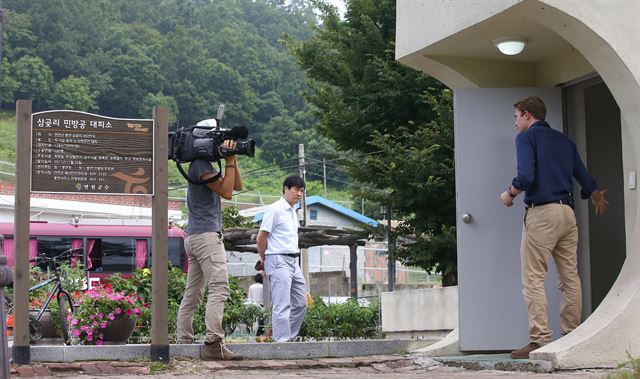 북한군의 포격 도발로 남·북한 사이 군사적 긴장이 고조되고 있는 21일 오전 경기도 연천군 중면사무소에 앞에서 알자지라 특파원이 대피소를 취재하고 있다. 연합뉴스