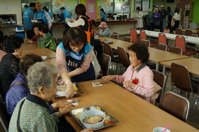 하이트진로는 지역사회를 위한 사회공헌 활동에도 힘을 기울이고 있다. 하이트진로 임직원들이 어버이날인 지난 5월 8일 서울 강동구 성가정노인종합사회복지관에서 어르신들에게 삼계탕을 대접하고 있다. 하이트진로 제공