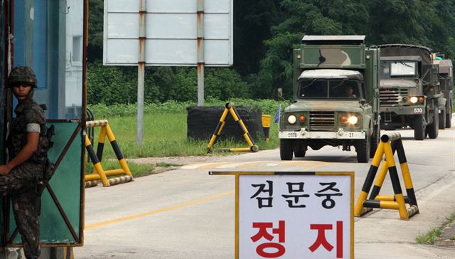 북한의 포격 도발로 최전방지역의 경계수위가 한층 강화된 가운데 21일 강원 철원군 민간인 출입통제선 초소에서 군 작전차량이 이동하고 있다. 연합뉴스