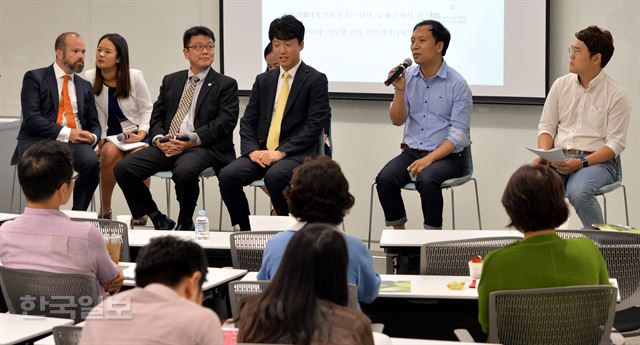 21일 서울 중학동 한국마이크로소프트사에서 열린 '나는 행복한 워킹대디' 토론회에서 마티아스 주(왼쪽부터) 주한스웨덴대사관 참사관, 대 킴 주한미국대사관 부영사, 유재구 한국마이크로소프트 이사, 김용범 유네스코한국위원회 담당관, 정우열 정신건강의학 전문의가 육아의 기쁨과 어려움에 대해 이야기 하고 있다. 서재훈기자 spring@hankookilbo.com