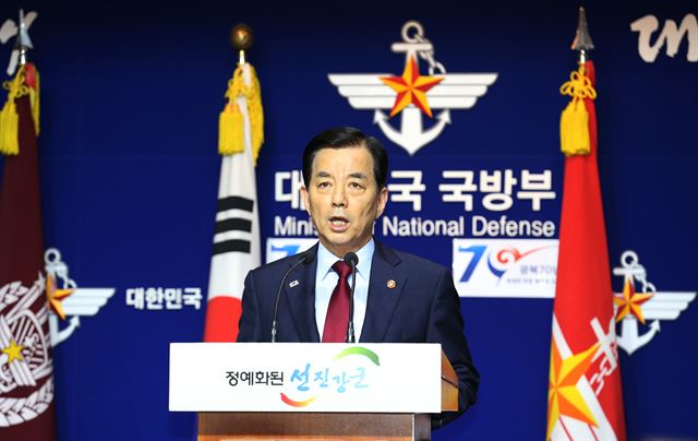 한민구 국방부 장관이 21일 오후 서울 용산구 국방부 브리핑실에서 북한의 포격 도발 관련 경고성 메시지를 담은 대국민 담화를 발표하고 있다. 연합뉴스