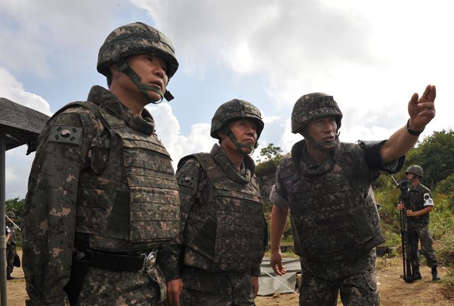 최윤희 합참의장이 지난 18일 동부전선 최전방 일반전초(GOP) 부대를 방문, 비무장지대(DMZ)의 북한군 소초(GP)를 살펴보고 있다. 합참 제공