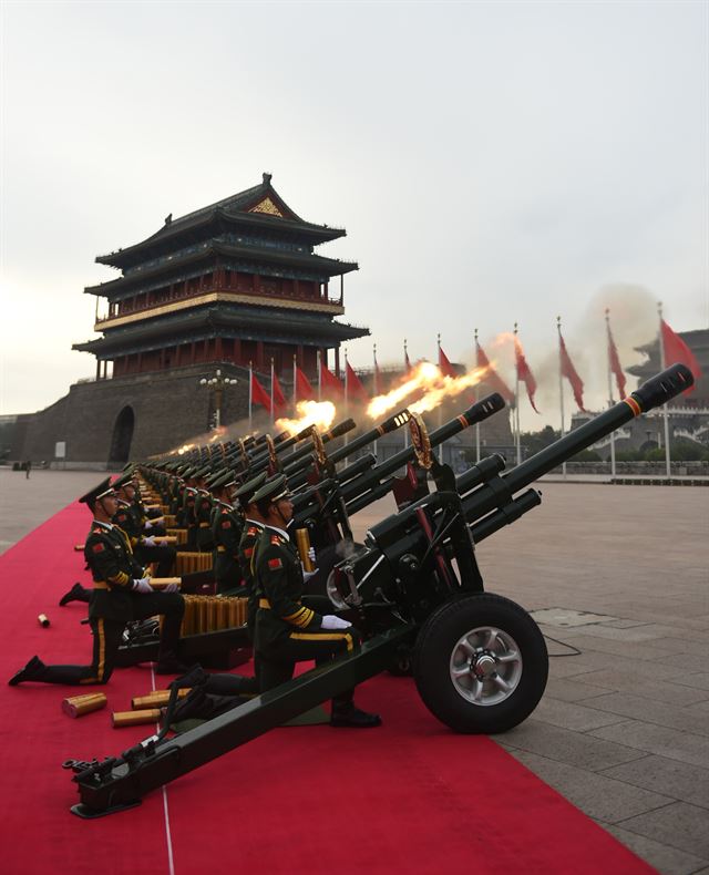 중국 포병들이 23일 베이징 열병식 리허설 현장에서 축하 포를 쏘고 있다. 베이징=신화 연합뉴스