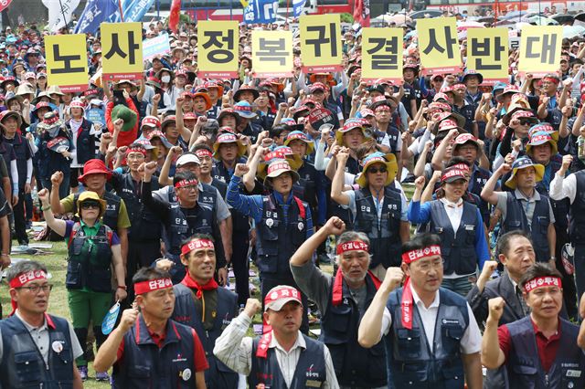 한국노총 산하 조합원들이 22일 오후 서울광장에서 열린 ‘노동시장 구조개악 저지를 위한 전국노동자 대회’에 참가해 구호를 외치고 있다. 이날 집회에는 경찰 추산 9,000명(주최측 추산 2만명)의 조합원이 참가했다. 연합뉴스