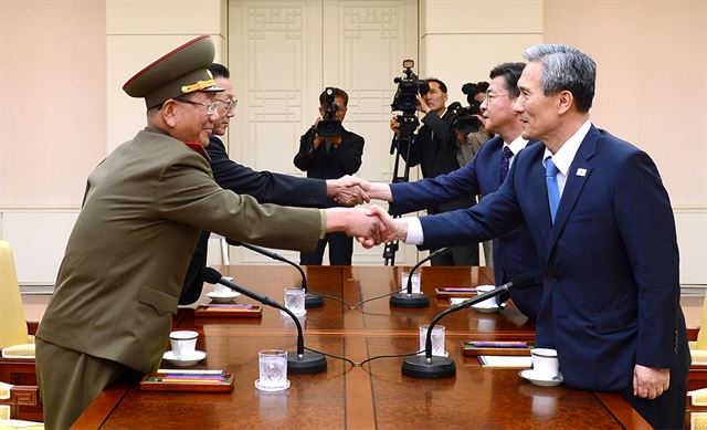 북한이 대북 확성기 중단을 요구하며 전면적 도발의 데드라인으로 제시한 22일 판문점 평화의 집에서 남북 고위급 접촉이 열렸다. 김관진(오른쪽부터) 국가안보실장과 홍용표 통일부 장관이 북측 김양건 노동당 비서 및 황병서 군 정치총국장과 접촉에 앞서 악수를 하고 있다. 통일부 제공