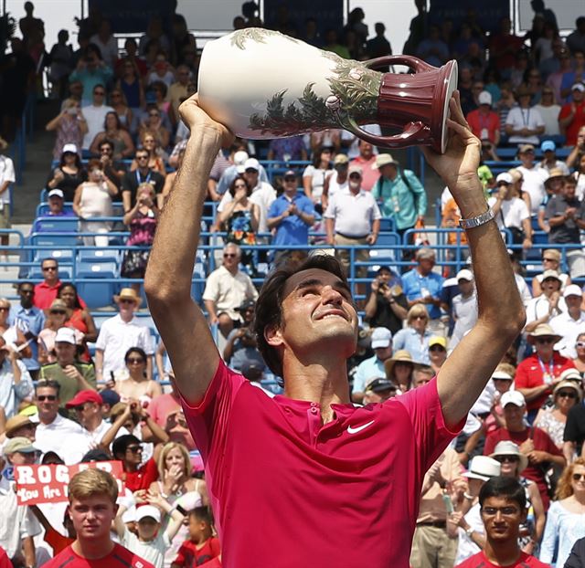 로저 페더러(스위스)가 24일 미국 오하이오주 신시내티에서 열린 남자프로테니스(ATP) 마스터스 시리즈 신시내티 오픈 결승에서 노박 조코비치(세르비아)를 2-0으로 꺾고 우승 트로피를 들어 올리고 있다. 페더러는 이 대회에서만 통산 7번째 우승컵을 수집했다. 오하이오= AP연합뉴스