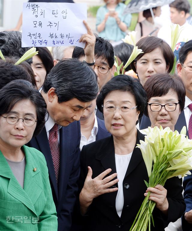 한명숙 전 총리가 24일 오후 경기 의왕시 서울구치소로 들어가기 앞서 새정년 이종걸 원내대표와 이야기를 하고 있다. 홍인기기자 hongik@hankookilbo.com