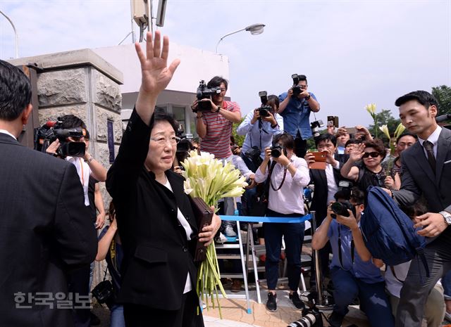 한명숙 전 총리가 24일 오후 경기 의왕시 서울구치소에 들어가기 앞서 지지자들에게 손을 들어 인사하고 있다. 홍인기기자 hongik@hankookilbo.com