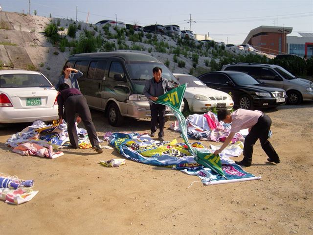 천안시 공무원들이 수거해온 불법현수막을 정리하고 있다. 천안시청 제공.