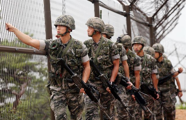 남북 접촉 합의로 우리나라 군이 최고 경계태세를 낮춘 가운데 26일 오전 인천시 옹진군 연평면의 한 해안에서 해병대 연평부대원들이 해안정밀탐색 작전을 수행하고 있다. 연합뉴스