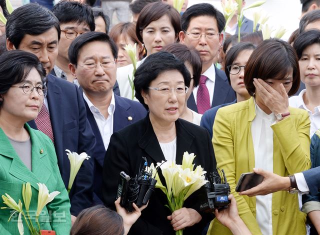 한명숙 전 총리가 지난 24일 오후 경기 의왕시 서울구치소로 들어가기 앞서 지지자들과 기자들에게 입장을 밝히고 있다. 홍인기기자 hongik@hankookilbo.com