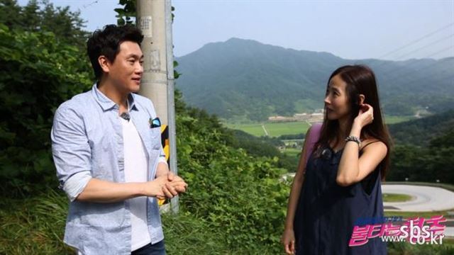 SBS 예능 프로그램 '불타는 청춘'의 박준형(왼쪾)과 강수지. SBS 제공