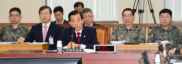 한민구 국방부 장관이 26일 국회 국방위원회에 출석해 북한의 포격 도발 등 안보현안에 대해 보고하고 있다. 오대근기자 inliner@hankookilbo.com