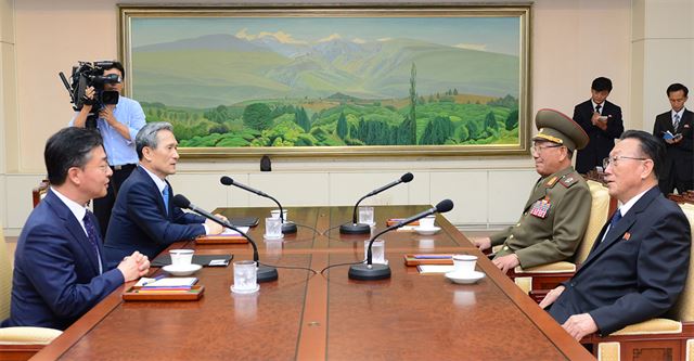 22일 판문점 남측 평화의 집에서 시작된 남북 고위급 접촉. 왼쪽 위부터 시계반대 방향으로 김관진 청와대 국가안보실장, 홍용표 통일부 장관, 김양건 북한 노동당 비서, 황병서 군 총정치국장. 통일부 제공