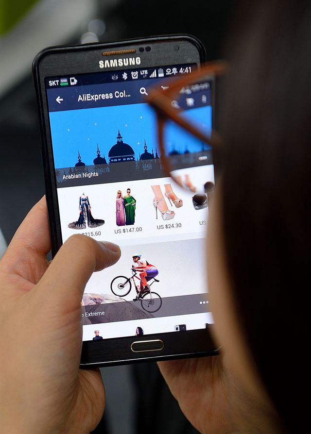 중국 알리바바의 인터넷 쇼핑몰 알리익스프레스가 최저가 해외 직구몰로 입소문을 타고 있다. 사진은 알리익스프레스 앱으로 상품을 살펴보는 모습. 왕태석기자 kingwang@hankookilbo.com
