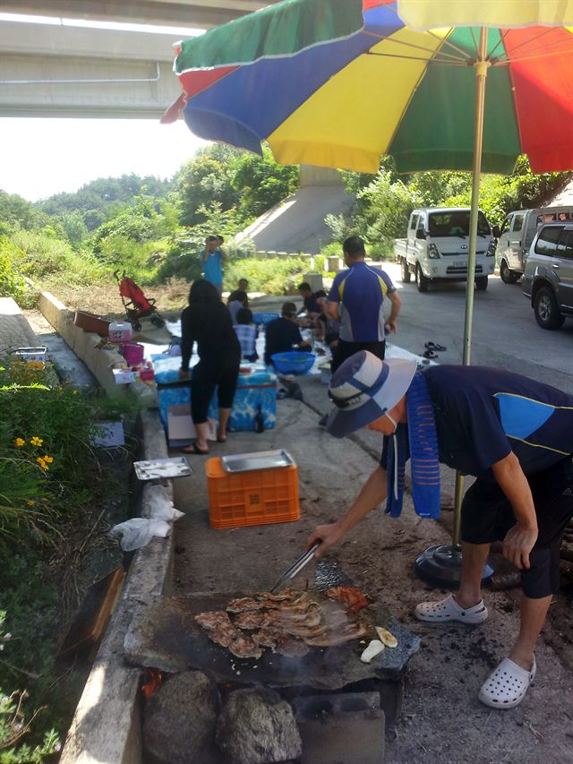 동네 형님들과 함께 간 야유회. 교각 아래에서 고기를 굽고 술 한 잔씩 돌리며 하루를 보냈다. 이곳 사람들은 다리 밑 그늘을 참 좋아한다.