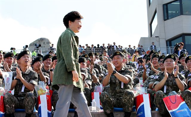 박근혜 대통령이 28일 경기 포천 승진훈련장에서 진행된 한ㆍ미 연합 통합화력 격멸훈련을 참관한 뒤 최근 남북 간 군사 대치 상황에서 전역을 스스로 연기한 장병들 쪽으로 다가가고 있다. 박 대통령은 전역 연기 장병들을 격려하기 위해 훈련장에 초청했다. 청와대사진기자단