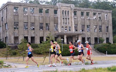 남북 간 긴박한 군사 대치가 풀린 이후 휴전선과 맞닿은 곳에서 열리는 첫 대규모 행사인 제12회 철원DMZ국제평화마라톤 대회가 다음달 6일 강원 철원군 월정리 DMZ평화문화광장 일원에서 열린다. 지난해 대회에서 참가자들이 옛 노동당사 앞을 달리고 있다. 한국일보 자료사진