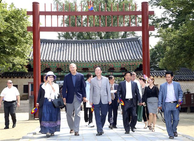 전주한옥마을 경기전을 둘러보는 송하진 전북도지사와 제이 인슬리 워싱턴주지사 일행. 전북도 제공