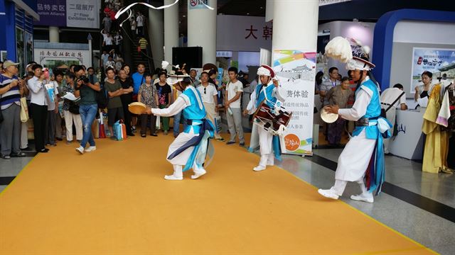 29일 중국 지난시에서 열린 '중국 산동 국제여유교역회'에서 충남 예술단이 백제유적 등을 홍보하기 위해 풍물공연을 하고 있다. 충남도 제공