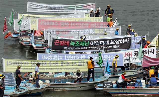 기도 고양시 한강 하류에서 어업활동을 하는 행주어촌계 어민들이 30일 오전 행주나루를 출발해 여의도 마포대교 일대까지 이동하며 서울시에 녹조로 인한 어업 피해 보상을 요구하는 선상시위를 하고 있다. 연합뉴스