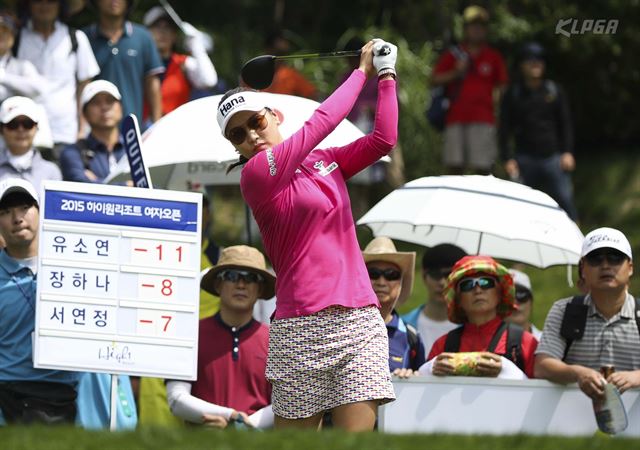 유소연(하나금융그룹)이 30일 KLPGA 투어 하이원리조트 여자오픈 3라운드 4번홀에서 티샷을 하고 있다. 유소연은 6년 만에 이 대회 정상을 탈환했다. KLPGA 제공