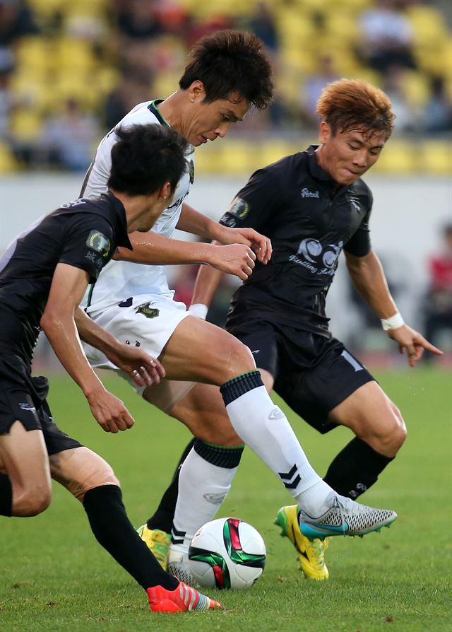 이동국(전북 현대·가운데)이 30일 현대오일뱅크 K리그 클래식 성남 FC와의 경기에서 드리블 돌파를 시도하고 있다. 성남=연합뉴스