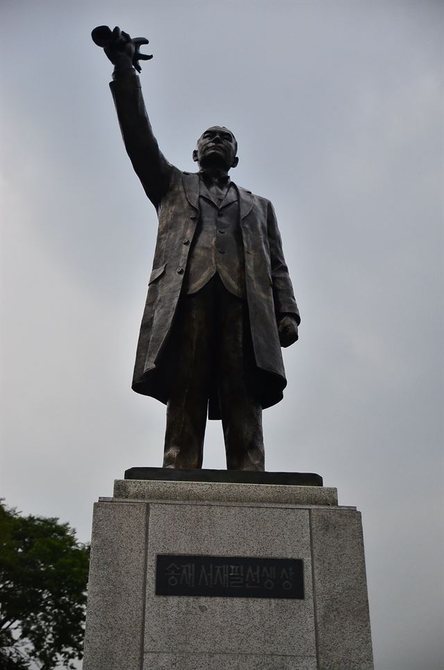 독립문 뒤에 세워진 서재필 동상. 갑신정변에 실패한 뒤 미국으로 건너가 미국 시민권을 취득한 그는 귀국 후 독립문 건립을 주도했다.