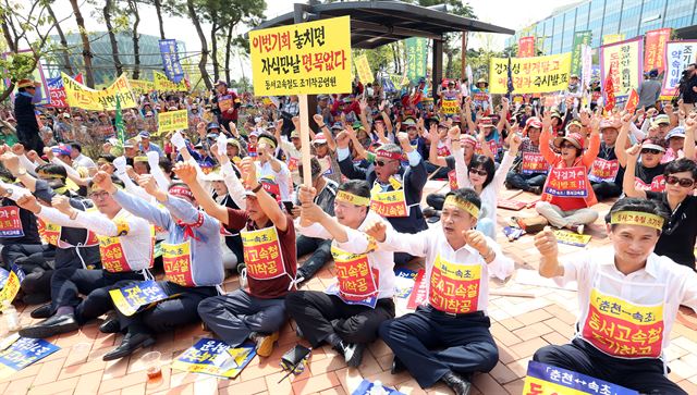 강원 속초시와 인제·양구·화천군 주민들이 1일 오전 정부세종청사 총리실 앞에서 집회를 열고 지지부진한 춘천~속초간 동서고속철도의 조기착공을 요구하고 있다. 연합뉴스