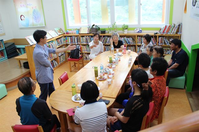 7월 전북 완주군 동상초 동상학교마을도서관에서 열린 ‘어르신 책 마실 캠프’에서는 자신의 이름을 그림으로 풀어내는 미술활동 등 다양한 문화강연이 진행됐다. 동상초 제공