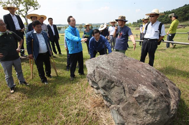 송하진(왼쪽에서 두 번째) 전북지사가 박우정(왼쪽에서 세 번째) 고창군수와 함께 1일 고창군 아산면 고인돌 유적지를 방문해 문화해설사로부터 고창지역 고인돌의 특징에 대해 설명을 듣고 있다. 전북도 제공