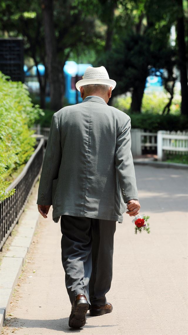 지난 2008년 어버이날, 서울 종묘공원에서 한 노인이 홀로 길을 걷고 있는 모습. 한국일보 자료사진