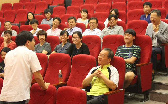 ‘책 익는 마을’ 회원들이 회비를 모으고 저자를 초청해 매년 열고 있는 보령 인문학 축제의 올해 행사에서 참가자들이 독서 토론을 하고 있다. ‘책 익는 마을’ 제공