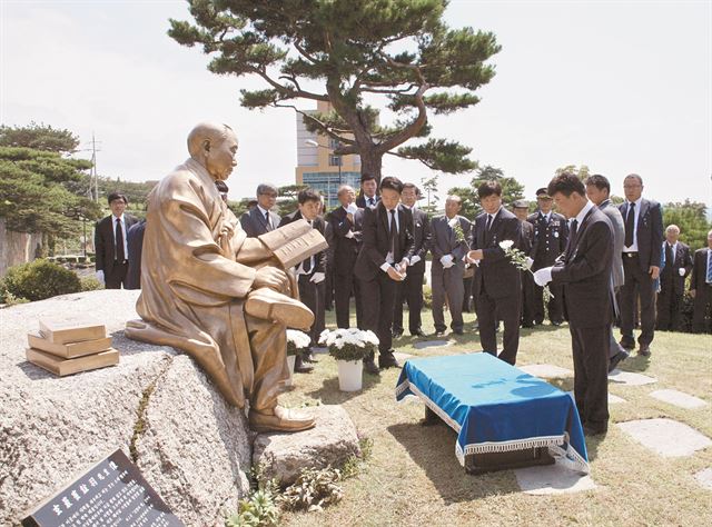 동양대 교직원 등이 1일 경북 영주시 동양대 본관 현암정사 앞에서 동양대와 경북전문대 설립자인 현암 최현우선생 2주기 추모식 및 동상제막식을 하고 동상 앞에 헌화하고 있다. 동양대 제공/2015-09-01(한국일보)/2015-09-01(한국일보)