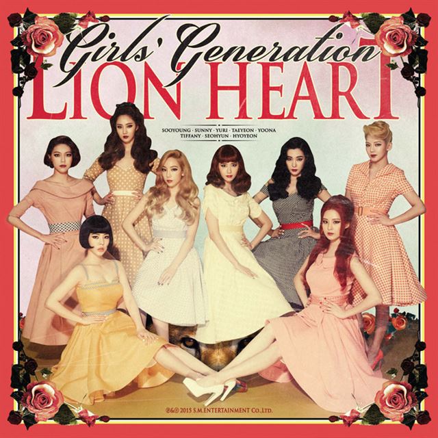 소녀시대 싱글 'Lion Heart'의 홍보 포스터. 팬들로 하여금 마치 해외 시사잡지 속 표지모델을 보는 듯한 판타지를 심어주고 있다. SM엔터테인먼트 제공.