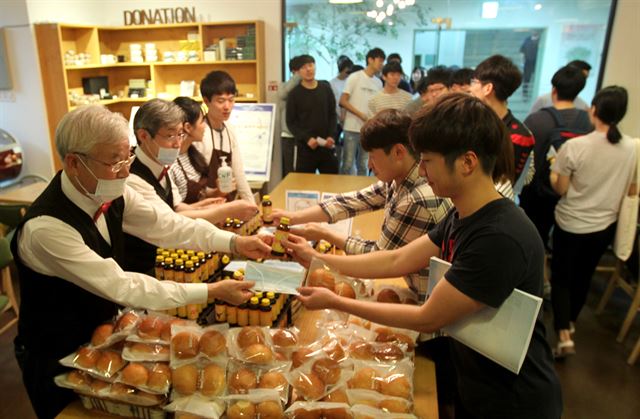 중간ㆍ기말고사에 맞춰 지친 학생들을 응원하는 차인준 총장.