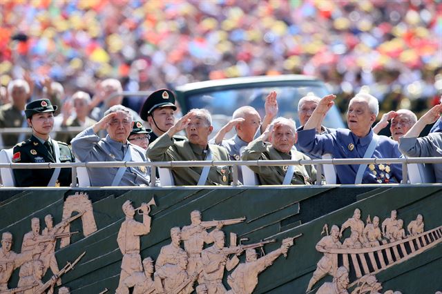 3일 중국 베이징 톈안먼 광장에서 '중국인민의 항일전쟁 승리 및 세계 반(反)파시스트 전쟁 승리 70주년' 을 맞아 항일전쟁 참전노병 대열을 시작으로 사상 최대 규모의 열병식이 열리고 있다. 베이징=신화 연합뉴스